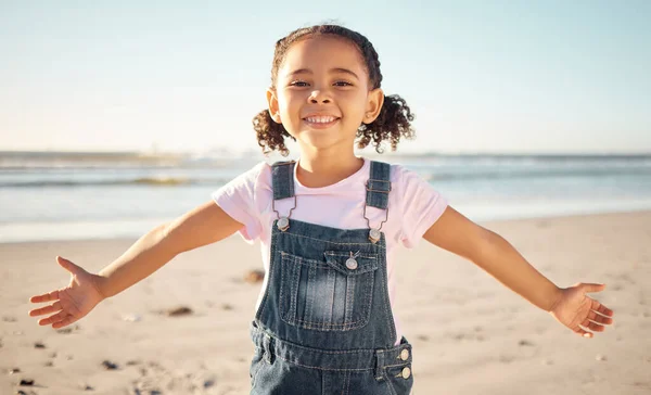 Beach Happy Girl Child Portrait Holiday Vacation Summer Trip Outdoors — Stock Photo, Image