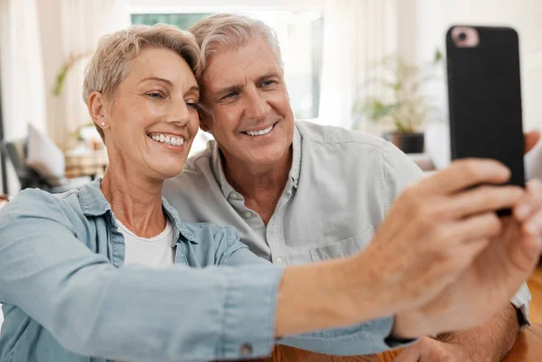 Starsza Para Robi Sobie Selfie Telefonem Uśmiecha Się Zakochany Technologii — Zdjęcie stockowe