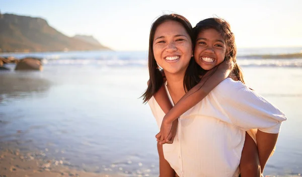 Šťastná Matka Dívka Bavit Společně Pláži Slunci Letní Dovolenou Bezstarostná — Stock fotografie