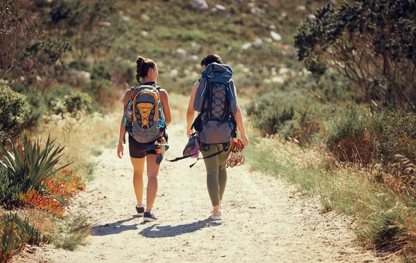 Fitness Workout Friends Hiking Walking Nature Mountain Dust Path Women — Stock Photo, Image
