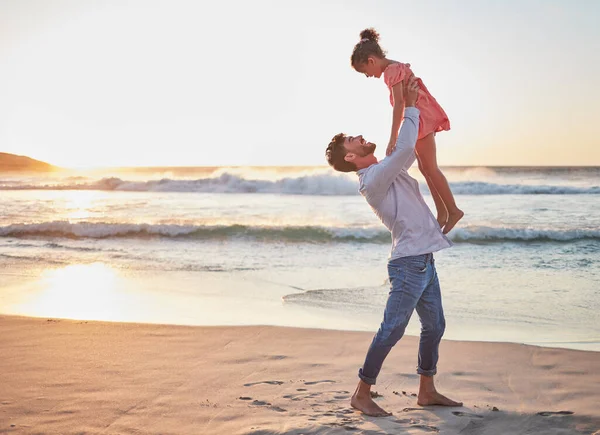 Πατέρας Κορίτσι Και Χαρούμενος Στην Παραλία Κατά Διάρκεια Του Ηλιοβασιλέματος — Φωτογραφία Αρχείου