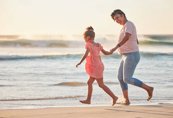 Rodina Dítě Babička Běží Pláži Dovolenou Baví Energie Dobrodružství Dospělými — Stock fotografie