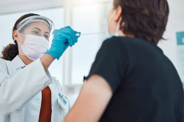 Test Del Medico Covid Del Tampone Del Coronavirus Sul Paziente — Foto Stock