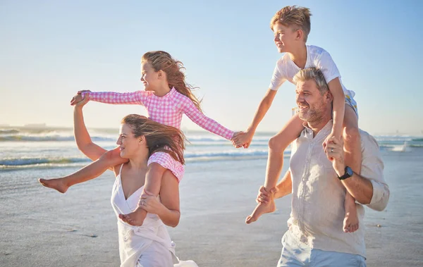 お母さんとお父さんの肩に子供を持つ両親とビーチでの家族 子供や休日 海での散歩を楽しんでいます 海による朝の運動 — ストック写真