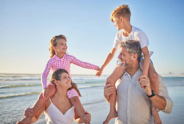 Cestovat Relaxovat Šťastný Rodinou Pláži Držet Ruce Dovolené Pro Důvěru — Stock fotografie