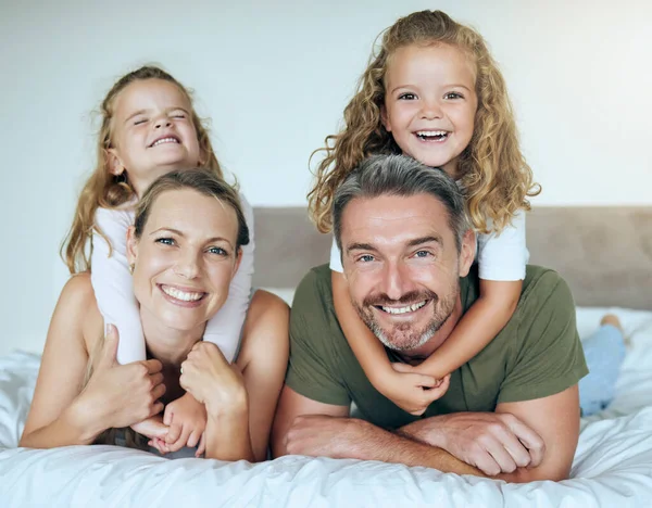 Aile Gülümsemesi Mutlu Bir Portre Ailelere Sevgi Dolu Bir Sarılma — Stok fotoğraf