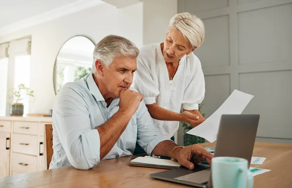 Σχεδιασμός Συνταξιοδότησης Οικονομική Επικοινωνία Και Ζευγάρι Μιλάμε Για Ασφάλιση Φορητό — Φωτογραφία Αρχείου