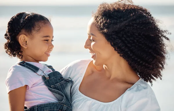 Мама Дитиною Пляжі Посміхається Дивиться Очі Відчуває Чорне Сімейне Щастя — стокове фото
