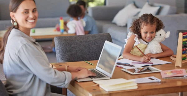 Kinderen Laptop Vrouw Werken Vanuit Huis Freelance Blog Check Mail — Stockfoto