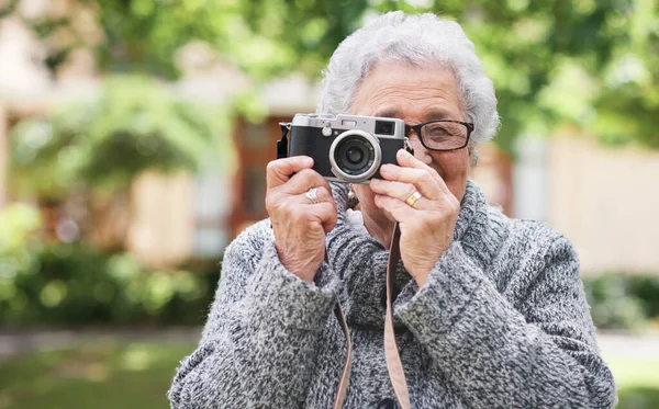 リラックスし 庭で年金のレジャーを楽しむために写真家の趣味と高齢者の女性 集中し 老人ホーム外の自然写真で忙しいカメラ付き — ストック写真