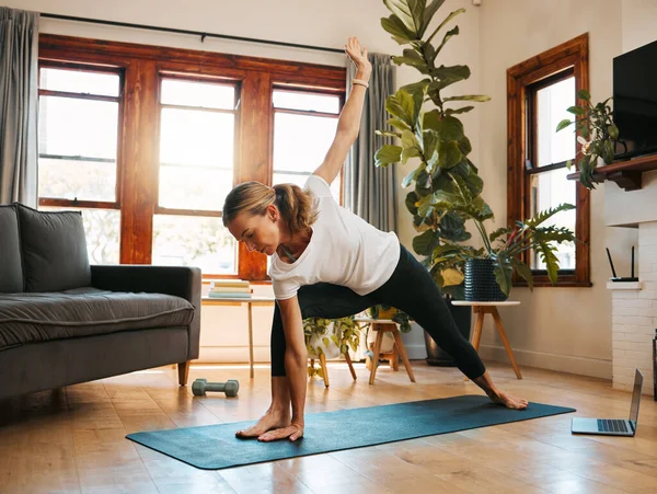 Frau Laptop Streaming Oder Yoga Kurs Hause Relax Stretching Übungen — Stockfoto