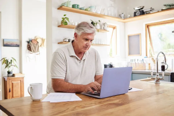 老年人 笔记本电脑和在厨房工作的退休计划 预算和家庭开支 澳大利亚老年男子在计算机上打字 规划财务 查询或发送技术电子邮件 — 图库照片