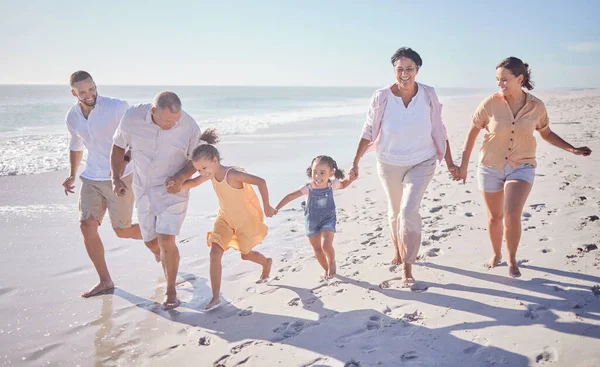 Promenade Plage Été Familial Enfants Tenant Main Avec Leurs Grands — Photo