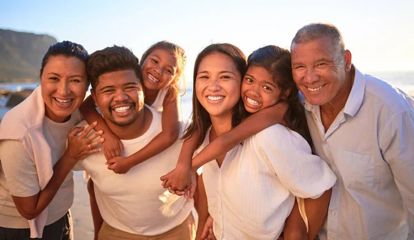 Πορτρέτο Της Ευτυχισμένης Οικογένειας Παιδιά Χαμόγελο Και Αγκαλιά Μαζί Μια — Φωτογραφία Αρχείου