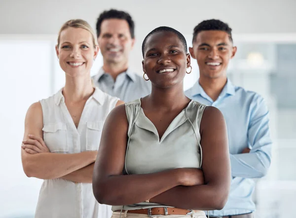 多様性 黒人女性 そしてビジネスワーカーのリーダーとしての成功は 共に企業の成長を誇ります スタッフマネージャーと仕事のコミュニティを持つ幸せな笑顔と企業の従業員グループの肖像 — ストック写真