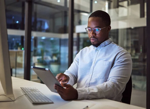 Hombre Negocios Negro Tableta Análisis Datos Con Computadora Oficina Nocturna —  Fotos de Stock