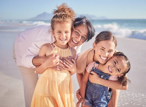 Rodzina Wakacje Plaży Szczęśliwe Dzieci Matką Babcią Dla Zabawy Szczęścia — Zdjęcie stockowe