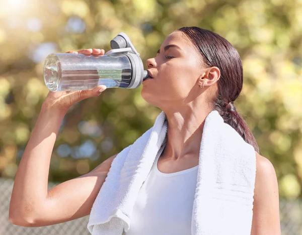 Vrouw Sport Drink Water Tijdens Het Hardlopen Trainen Buiten Zomer — Stockfoto