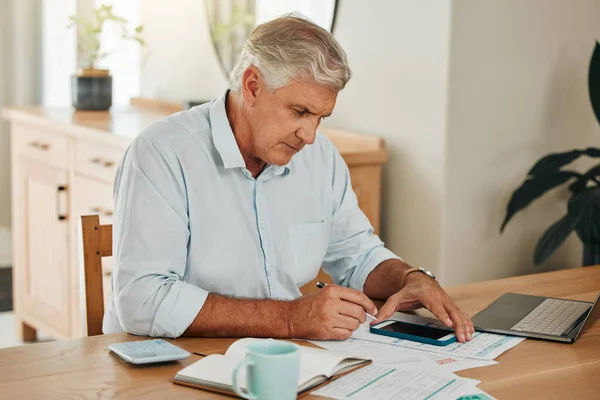 Hombre Anciano Teléfono Para Banca Fiscal Presupuestaria Con Papel Casa —  Fotos de Stock