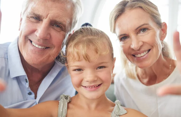 Happy Love Selfie Girl Grandparents Together Family Technology Internet Contact — Stock Photo, Image