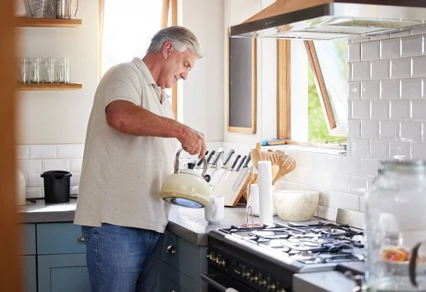 Pensioen Man Waterkoker Voor Thee Keuken Voorbereiding Voor Vrijetijdsdrank Nieuw — Stockfoto