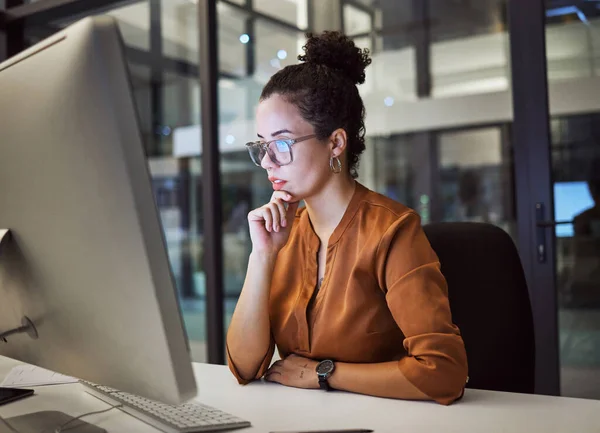 Γυναίκα Υπολογιστής Και Γραφείο Γυαλιά Δείχνουν Αντανάκλαση Στο Πρόσωπο Ενώ — Φωτογραφία Αρχείου