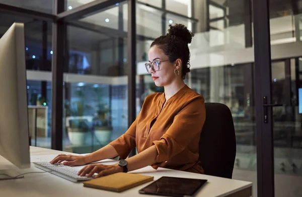 Avond Kantoor Vrouw Computer Werken Aan Een Social Media Business — Stockfoto