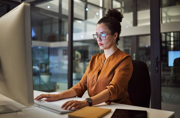 Ordinateur Pensée Femme Affaires Dans Bureau Nuit Startup Marketing Numérique — Photo