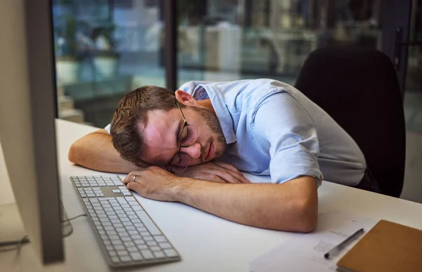 Burnout Cansado Dormir Com Homem Negócios Dormindo Sua Mesa Enquanto — Fotografia de Stock