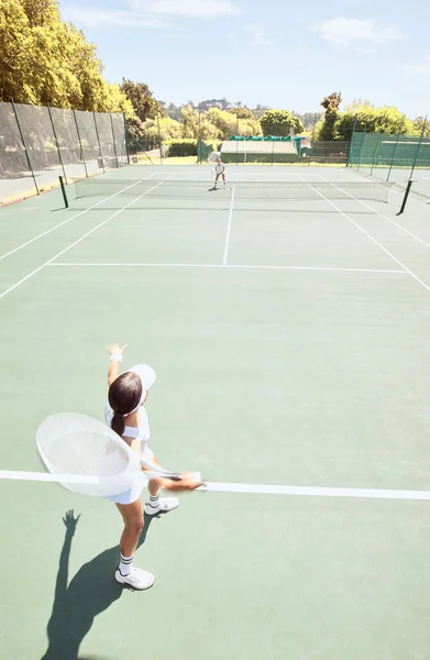 Γυναίκες Τένις Και Αθλητής Εξοπλισμό Ρακέτας Εξοπλισμό Παίζουν Έναν Αγώνα — Φωτογραφία Αρχείου