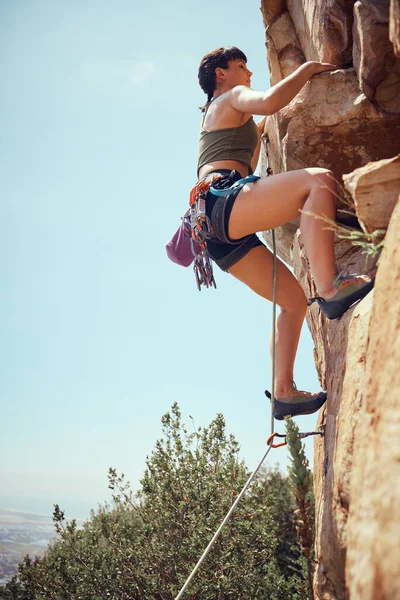 Montanha Escalada Esporte Com Uma Mulher Esportiva Atleta Rapel Livre — Fotografia de Stock