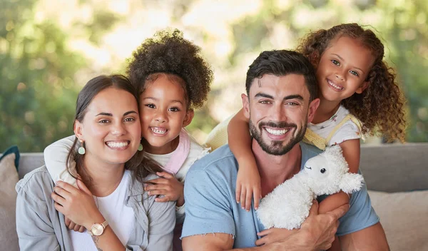 Familia Madre Padre Con Hijos Adoptivos Abrazándose Retrato Feliz Juntos — Foto de Stock