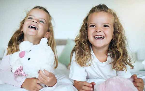 Barn Nallebjörn Och Glada Systrar Leker Sitt Sovrum Hemma Hos — Stockfoto