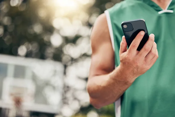 Man Handen Telefoon Sportcommunicatie Sociale Media Voor Basketbal Natuur Buiten — Stockfoto