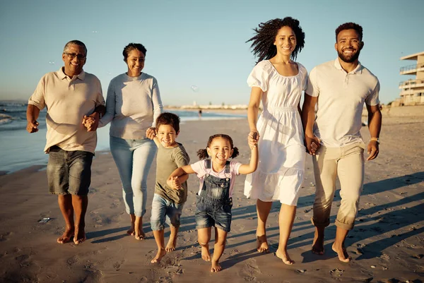 Portretul Unei Familii Fericite Copii Mici Care Merg Împreună Plajă — Fotografie, imagine de stoc