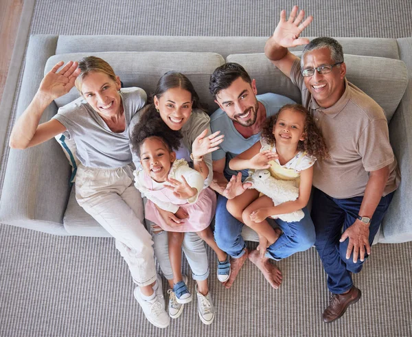 Mãos Onda Grande Família Vista Superior Sofá Sofá Casa Sala — Fotografia de Stock