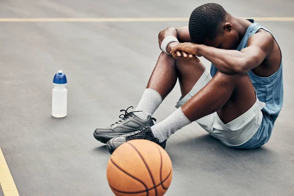 Fáradt Depressziós Vagy Szomorú Kosárlabda Játékos Edzőfelszereléssel Játék Után Meghibásodás — Stock Fotó