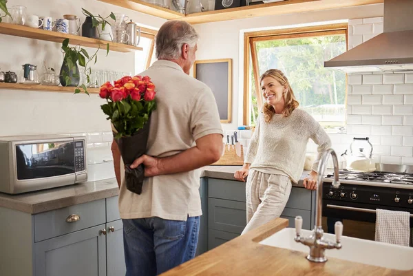 Senior Paar Bloemen Voor Liefde Keuken Man Met Boeket Rozen — Stockfoto