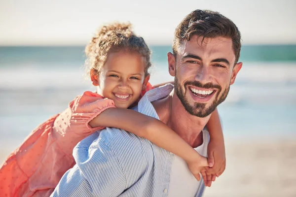 夏の間の家族旅行のためにドバイの海でのビーチの肖像画 子供の笑顔と父 幸せな女の子とお父さんは一緒に自然の中で海による休暇と自由を気にして抱擁を与えます — ストック写真