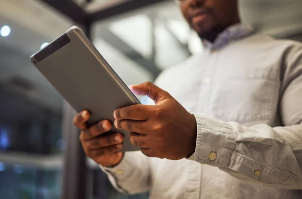 Zwarte Zakenman Handen Tablet Het Nachtkantoor Voor Digitale Marketing Kpi — Stockfoto