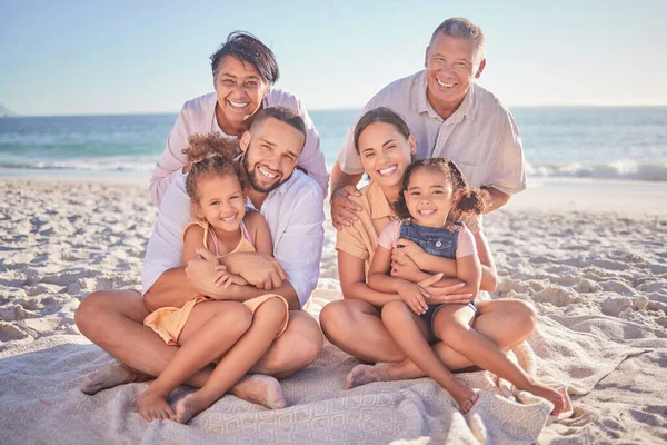 Χαρούμενη Μεγάλη Οικογένεια Παραλία Και Πορτρέτο Διακοπών Καλοκαιρινές Διακοπές Ταξίδι — Φωτογραφία Αρχείου