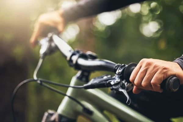 산악자전거 나무들 핸들에 보케로 감쌌습니다 그리고 코스에서 자전거를 자유와 여름날 — 스톡 사진