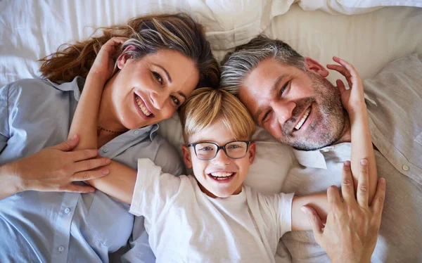 Portret Van Familie Kind Ouders Slaapkamer Voor Leuke Ochtend Ontspannen — Stockfoto