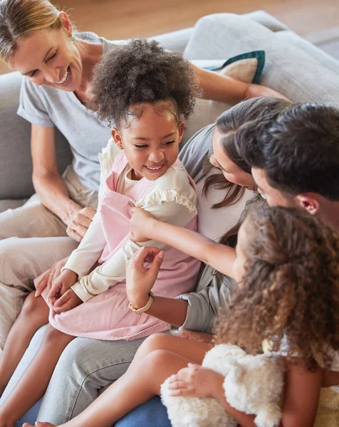 Relaxe Ame Grande Família Com Filhos Adotivos Unindo Com Pais — Fotografia de Stock