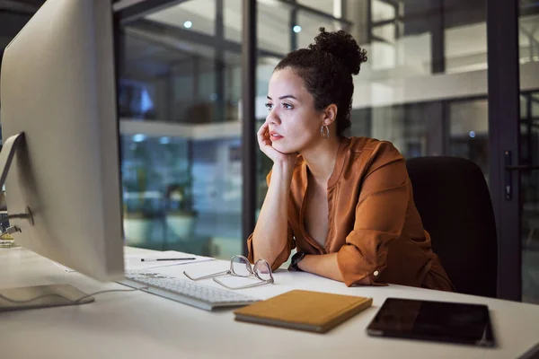 夜遅く彼女のオフィスのコンピュータで働くビジネス女性との書き込み 報告およびコンプライアンス ストレス 会社の期限内に働く不安女性従業員の問題 — ストック写真