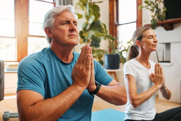 Meditation Haus Und Senioren Zen Paare Meditieren Für Körperliches Wohlbefinden — Stockfoto