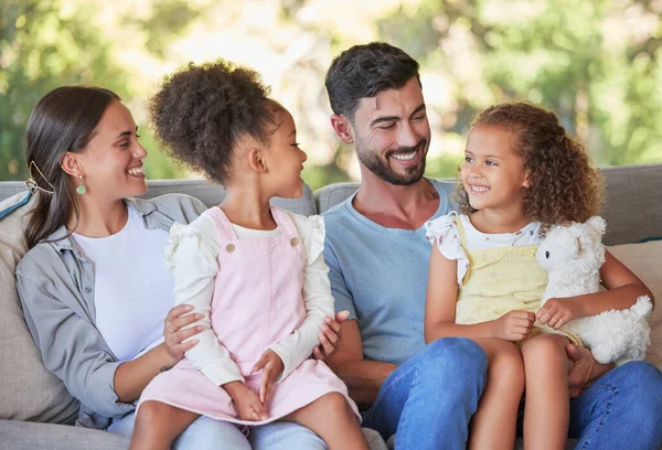 Gelukkige Familie Ouders Meisjes Kinderen Bank Liefde Genegenheid Zorg Samen — Stockfoto