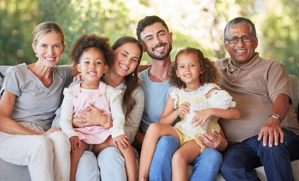 Portret Familie Interraciale Glimlach Grootouders Blij Woonkamer Bank Met Kinderen — Stockfoto