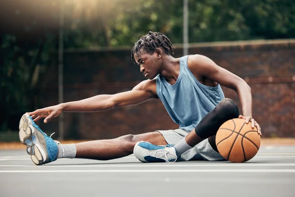 Homem Basquete Treinamento Fazer Alongamento Exercício Preparar Tribunal Com Sportswear — Fotografia de Stock