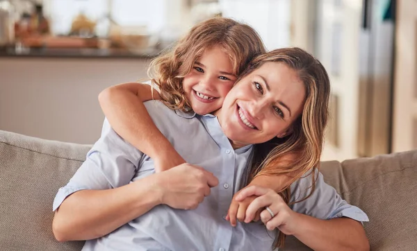 Chica Madre Sofá Muestran Amor Casa Felices Sonríen Juntos Sala —  Fotos de Stock